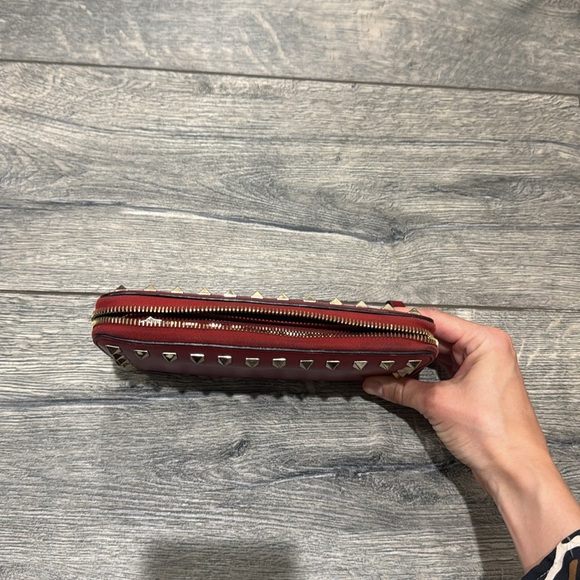 • VALENTINO GARAVANI • Calfskin Rockstud Zip Around Wallet Rosso Valentino Red - Picture 9 of 9